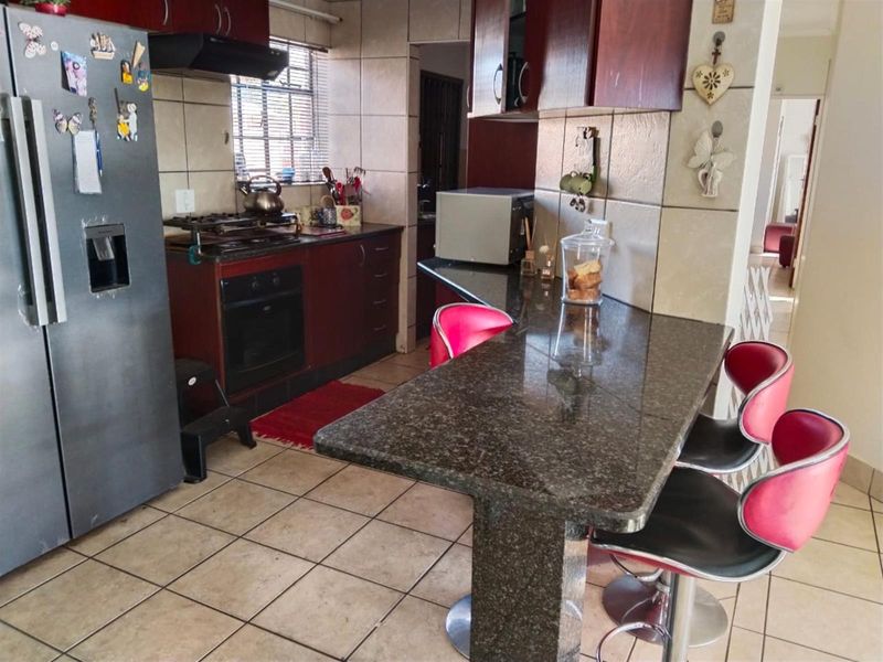 Modern Comfort Meets Prime Location - Your Ideal Duet Awaits in Aerorand West! - Photo 10