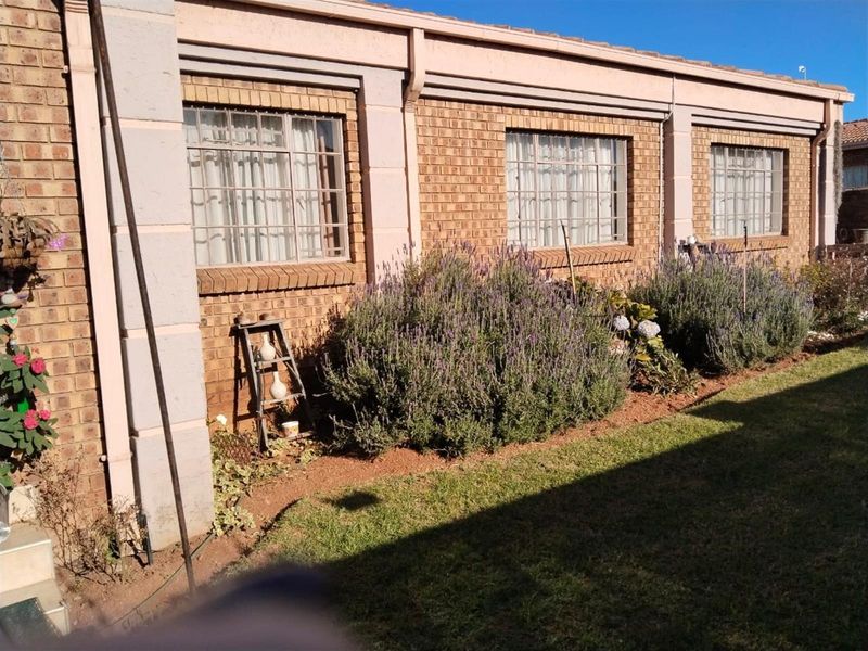 Modern Comfort Meets Prime Location - Your Ideal Duet Awaits in Aerorand West! - Photo 2