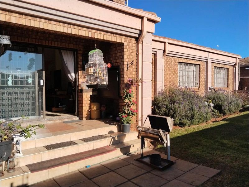 Modern Comfort Meets Prime Location - Your Ideal Duet Awaits in Aerorand West! - Photo 3