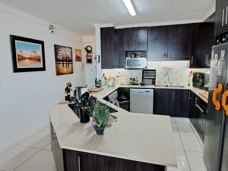 Luxury 3 bedroom Apartment For Sale in Uvongo Beach, Margate, KwaZulu Natal - Photo 4