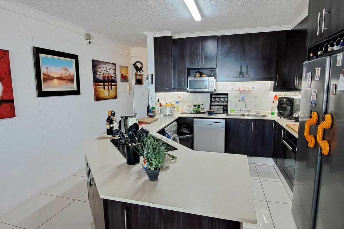 Luxury 3 bedroom Apartment For Sale in Uvongo Beach, Margate, KwaZulu Natal - Photo 4