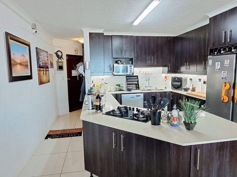 Luxury 3 bedroom Apartment For Sale in Uvongo Beach, Margate, KwaZulu Natal - Photo 3