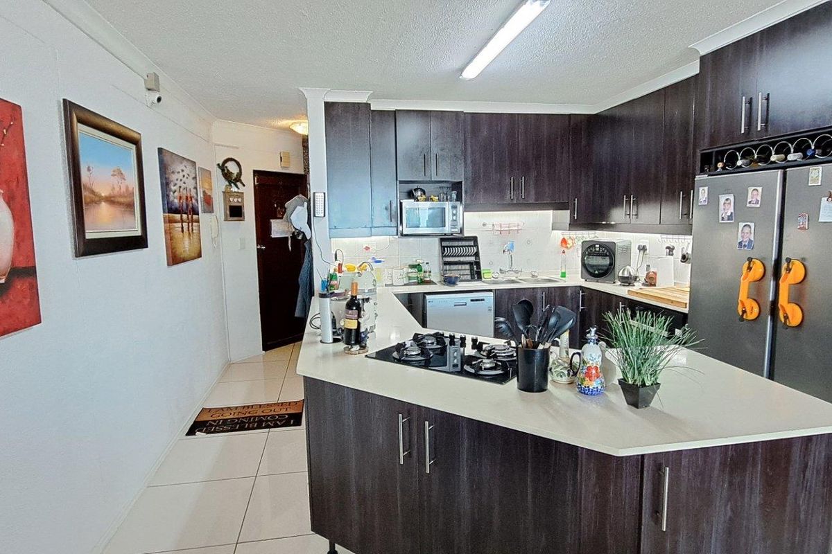 Luxury 3 bedroom Apartment For Sale in Uvongo Beach, Margate, KwaZulu Natal - Photo 3