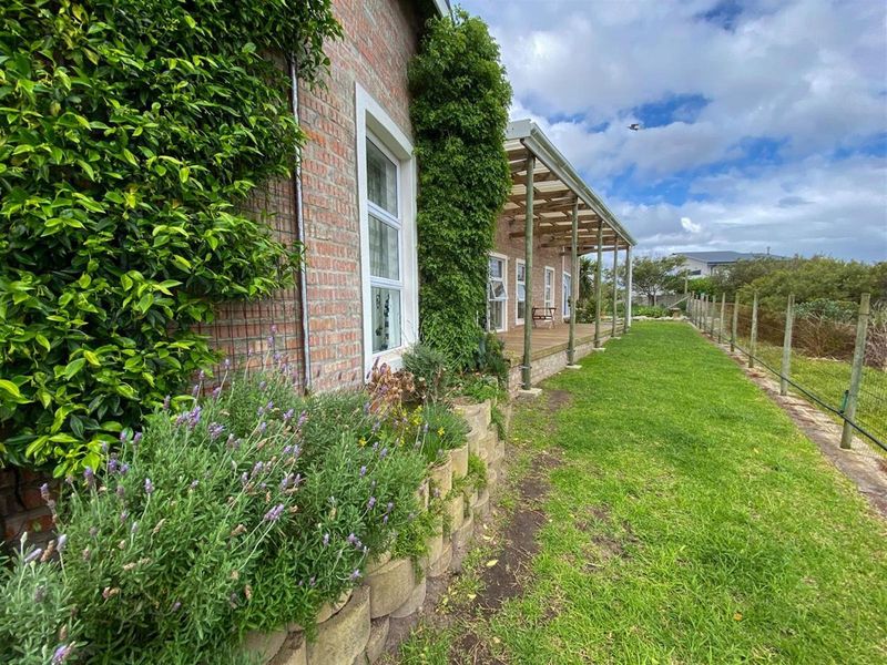 Spacious Family Home with Versatile Layout and Established Garden - Photo 3