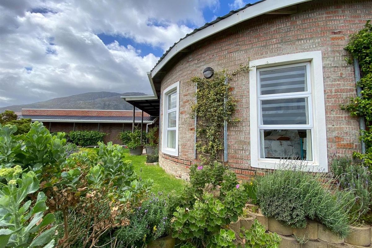 Spacious Family Home with Versatile Layout and Established Garden - Photo 2