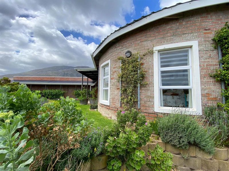 Spacious Family Home with Versatile Layout and Established Garden - Photo 2