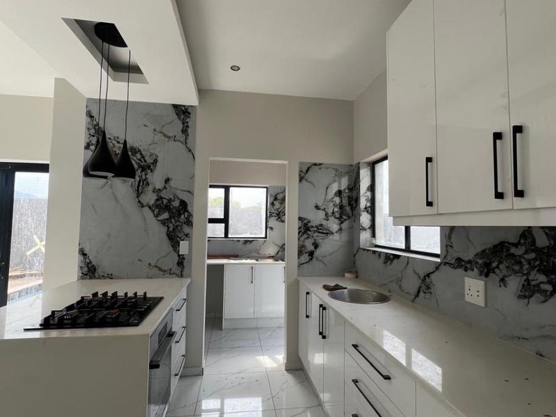 Embrace a lifestyle of luxury and practicality in this exceptional property ! - Photo 5
