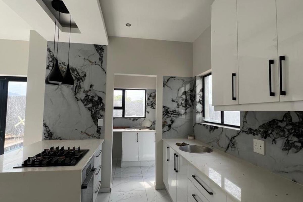 Embrace a lifestyle of luxury and practicality in this exceptional property ! - Photo 5