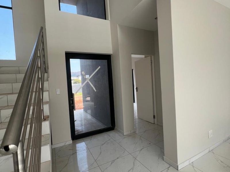 Embrace a lifestyle of luxury and practicality in this exceptional property ! - Photo 6