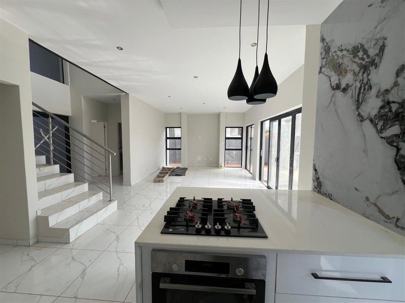 Embrace a lifestyle of luxury and practicality in this exceptional property ! - Photo 7