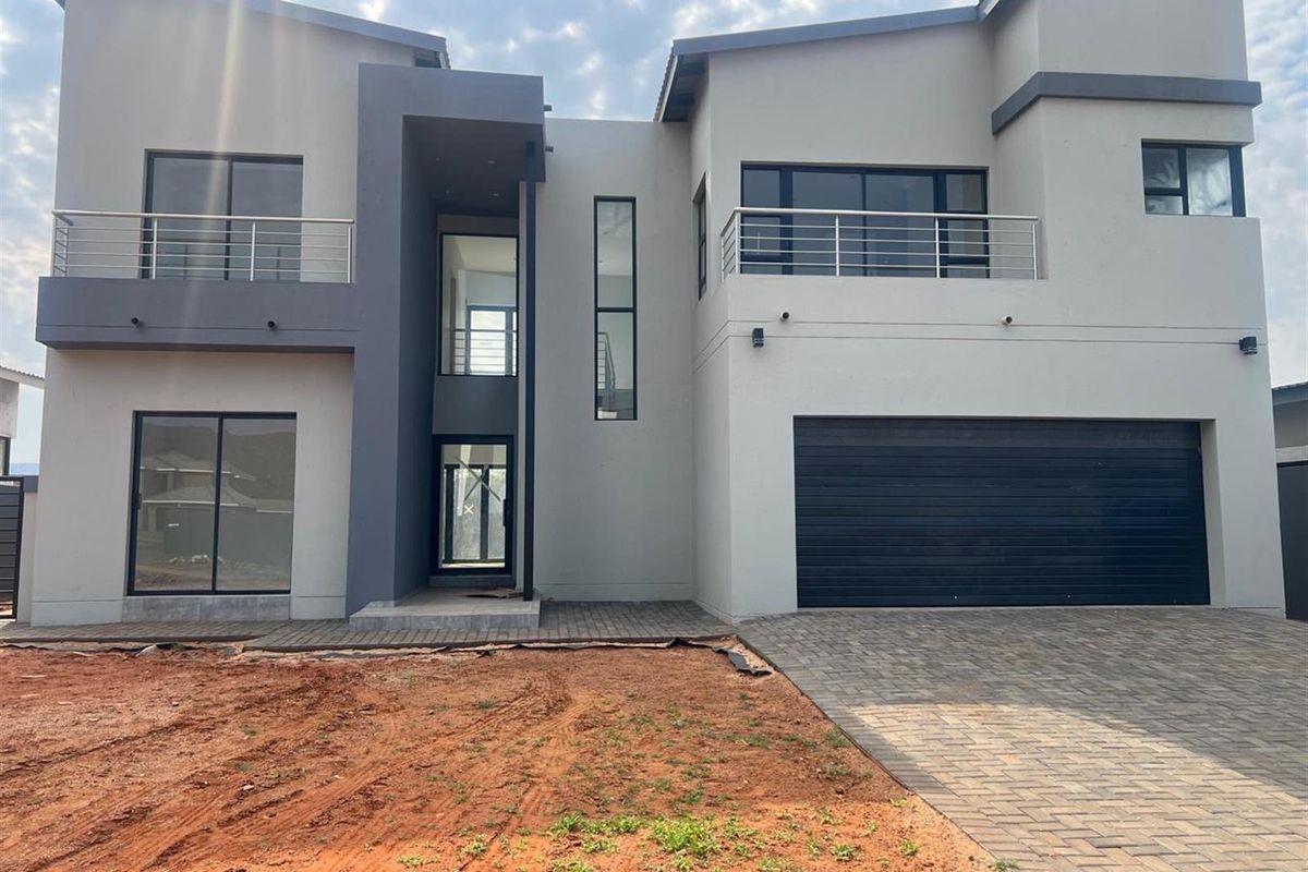 Embrace a lifestyle of luxury and practicality in this exceptional property ! - Photo 3