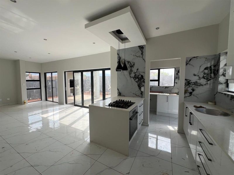Embrace a lifestyle of luxury and practicality in this exceptional property ! - Photo 4