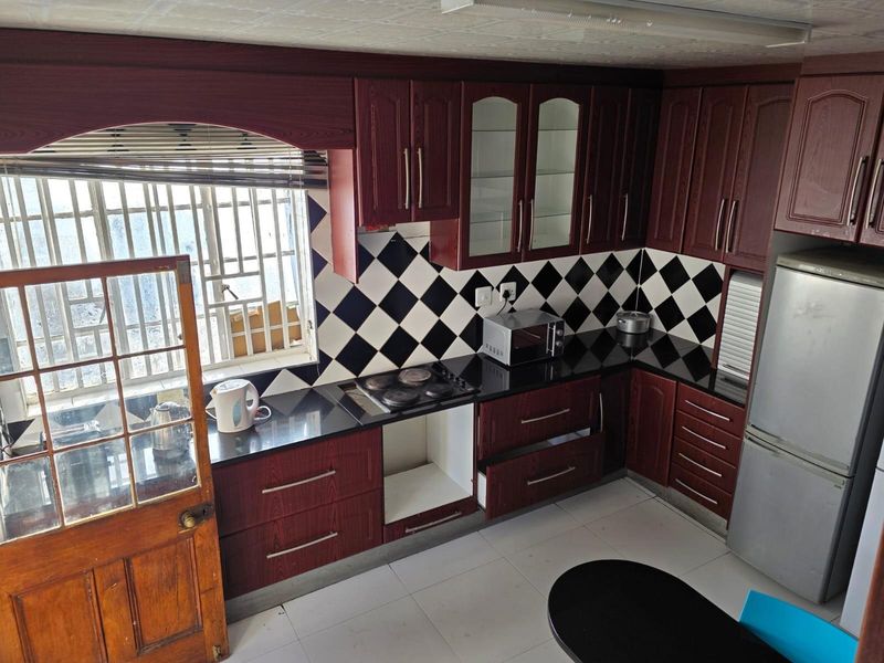 6 Bedroom Historical Home with Endless Potential in Grahamstown - Photo 9