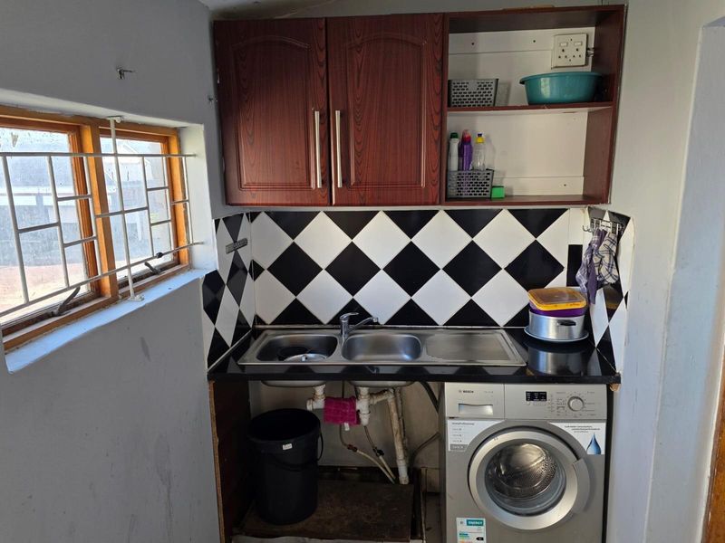 6 Bedroom Historical Home with Endless Potential in Grahamstown - Photo 10