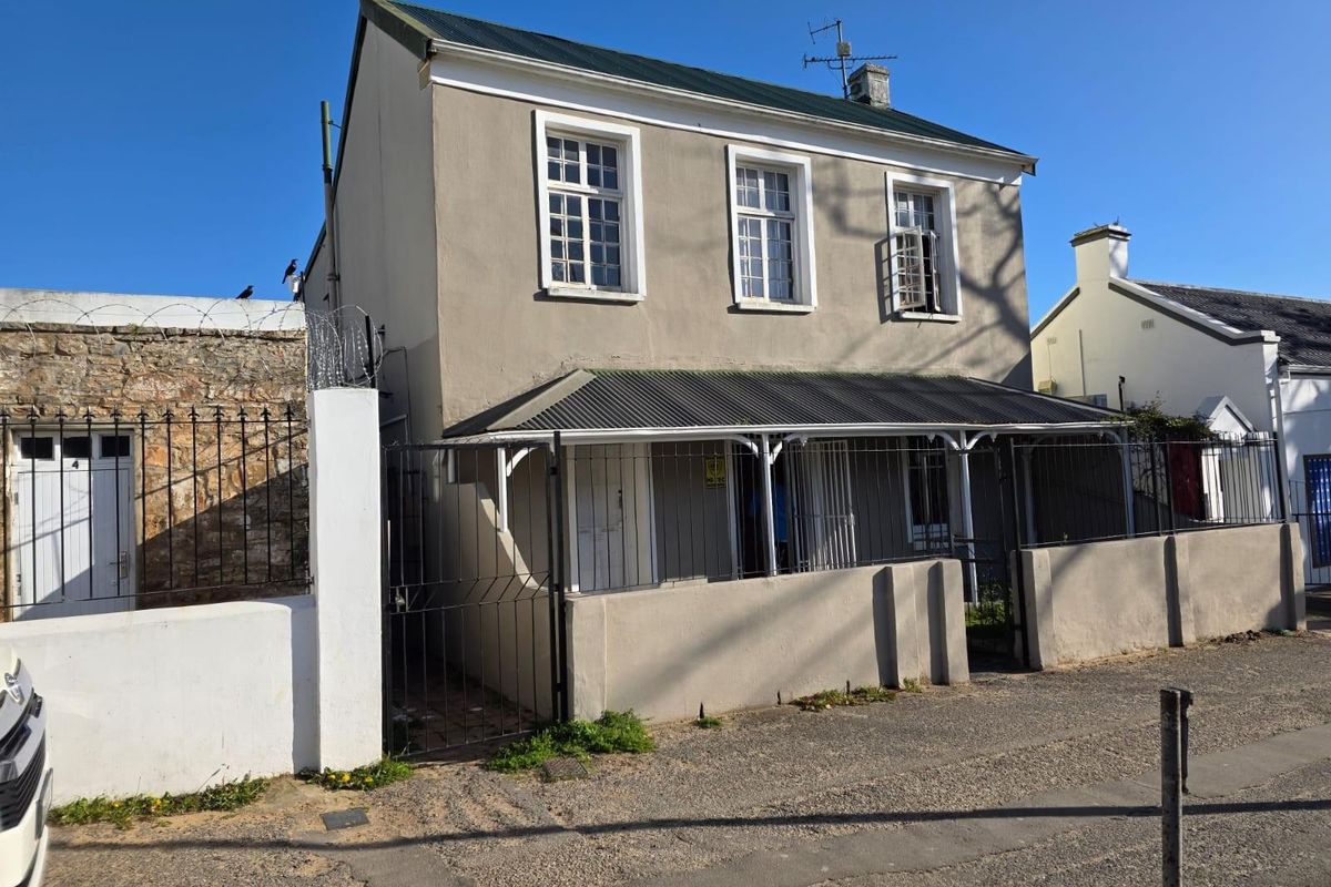 6 Bedroom Historical Home with Endless Potential in Grahamstown - Photo 4