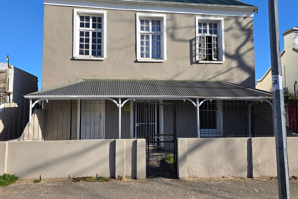 6 Bedroom Historical Home with Endless Potential in Grahamstown - Photo 2