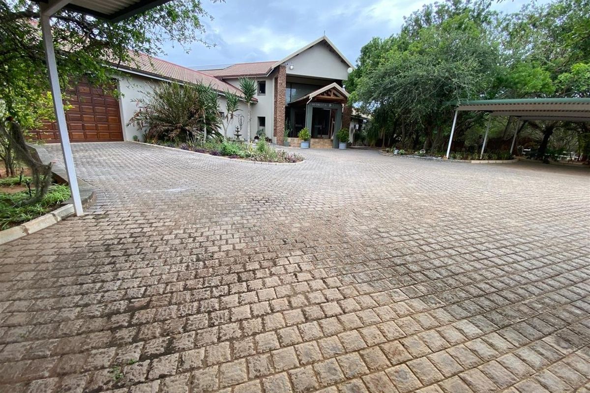 Luxurious Fully Equipped walk in Lodge Hluhluwe KwaZulu Natal - Photo 4