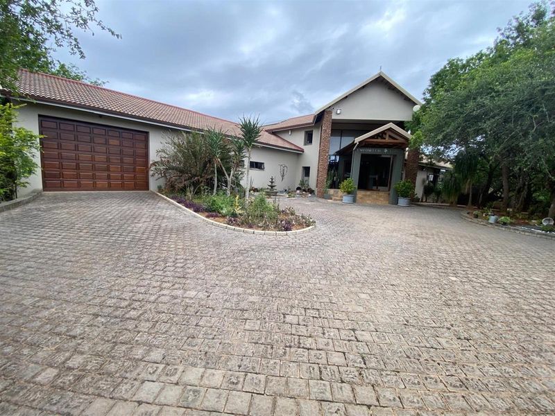 Luxurious Fully Equipped walk in Lodge Hluhluwe KwaZulu Natal - Photo 3