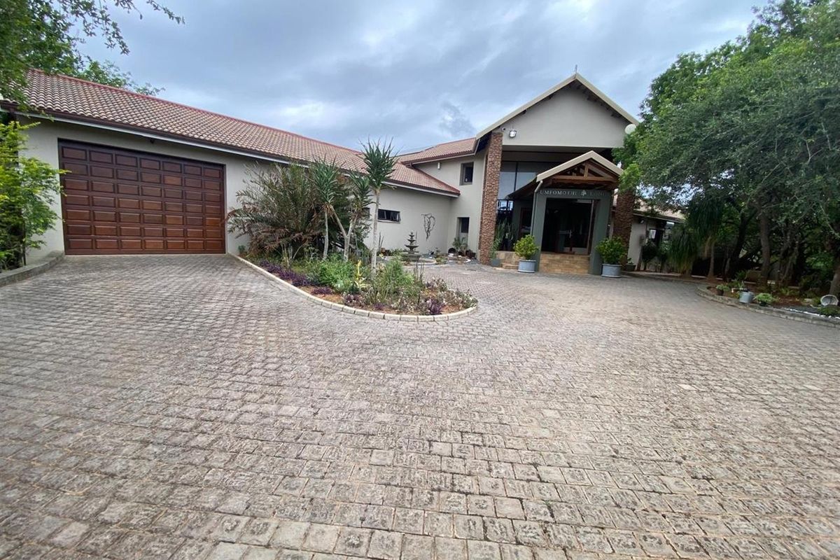 Luxurious Fully Equipped walk in Lodge Hluhluwe KwaZulu Natal - Photo 3