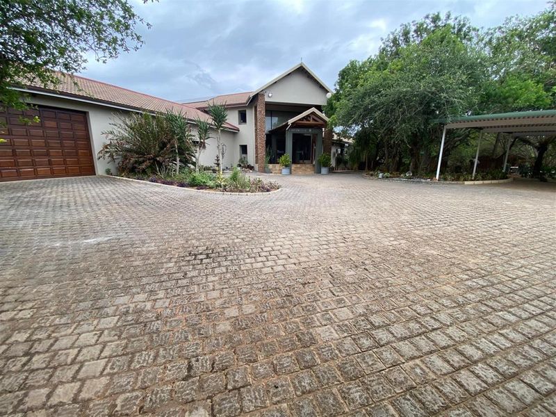 Luxurious Fully Equipped walk in Lodge Hluhluwe KwaZulu Natal - Photo 5