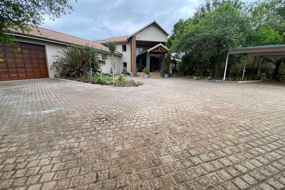 Luxurious Fully Equipped walk in Lodge Hluhluwe KwaZulu Natal - Photo 5