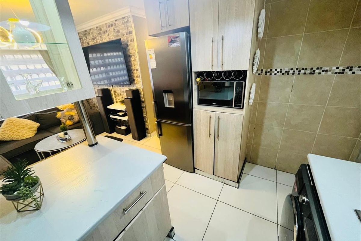 3 Bedroom House For Sale in Chantelle, Akasia - Photo 3