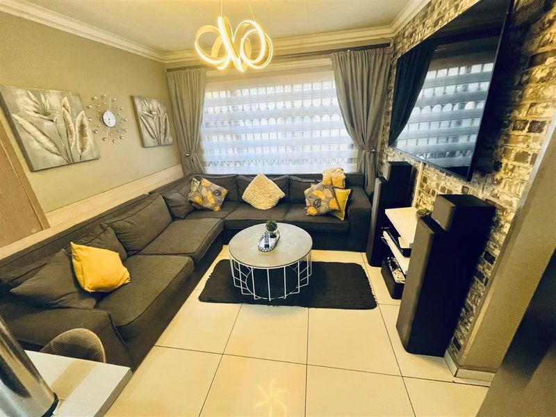 3 Bedroom House For Sale in Chantelle, Akasia - Photo 5