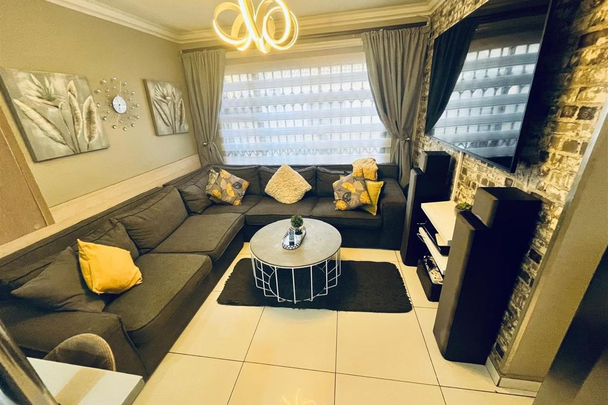 3 Bedroom House For Sale in Chantelle, Akasia - Photo 5