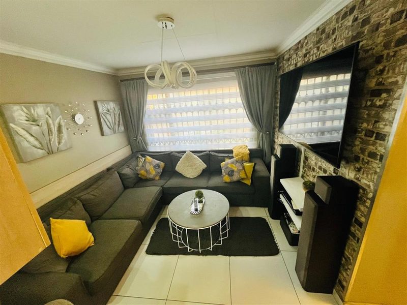 3 Bedroom House For Sale in Chantelle, Akasia - Photo 7