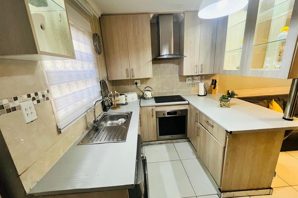 3 Bedroom House For Sale in Chantelle, Akasia - Photo 2