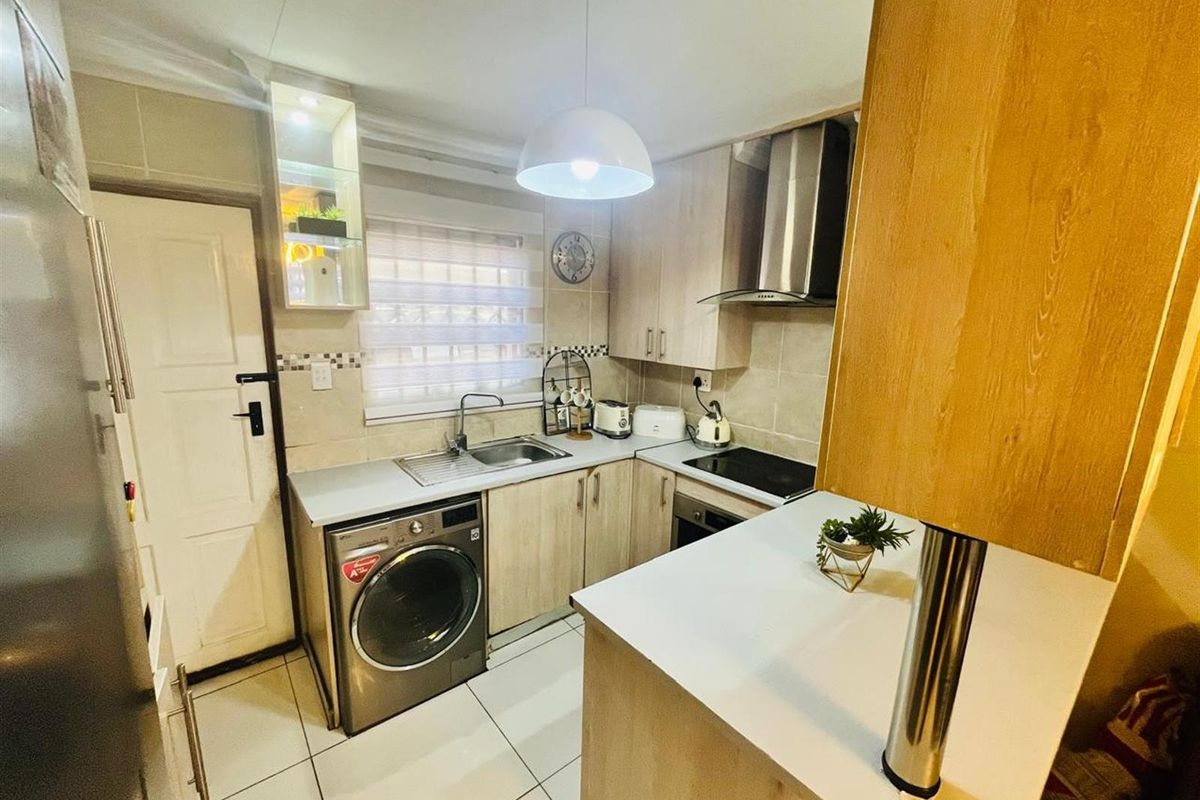 3 Bedroom House For Sale in Chantelle, Akasia - Photo 4