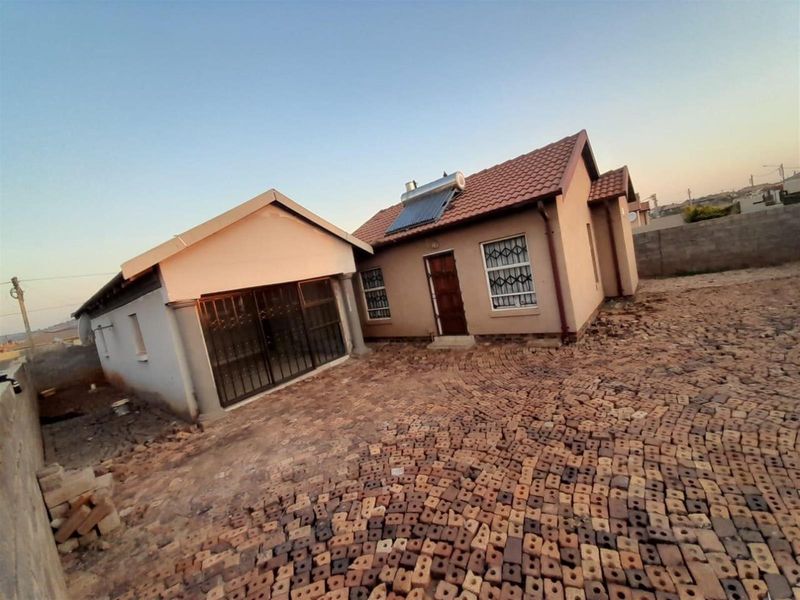 2 Bedroom House For Sale in Lehae, Johannesburg - Photo 1