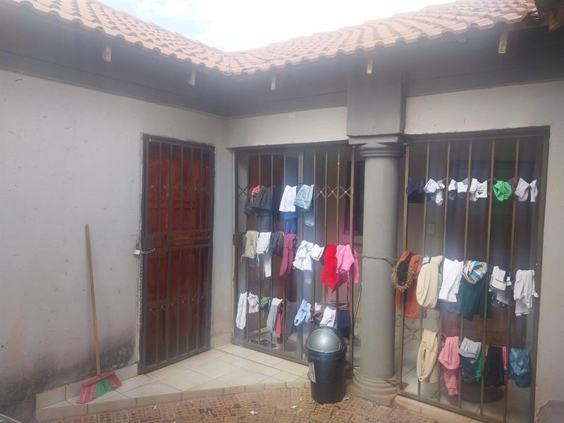2 Bedroom House For Sale in Lehae, Johannesburg - Photo 9