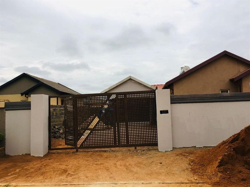 2 Bedroom House For Sale in Lehae, Johannesburg - Photo 2