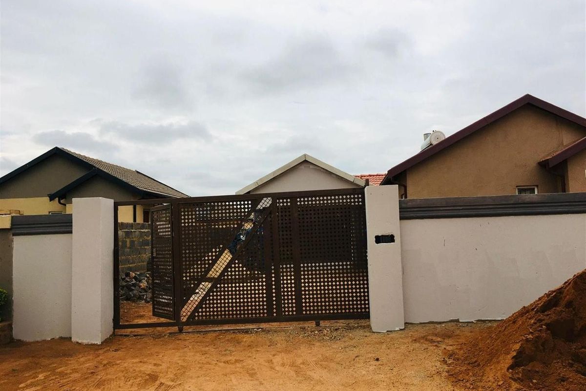 2 Bedroom House For Sale in Lehae, Johannesburg - Photo 2