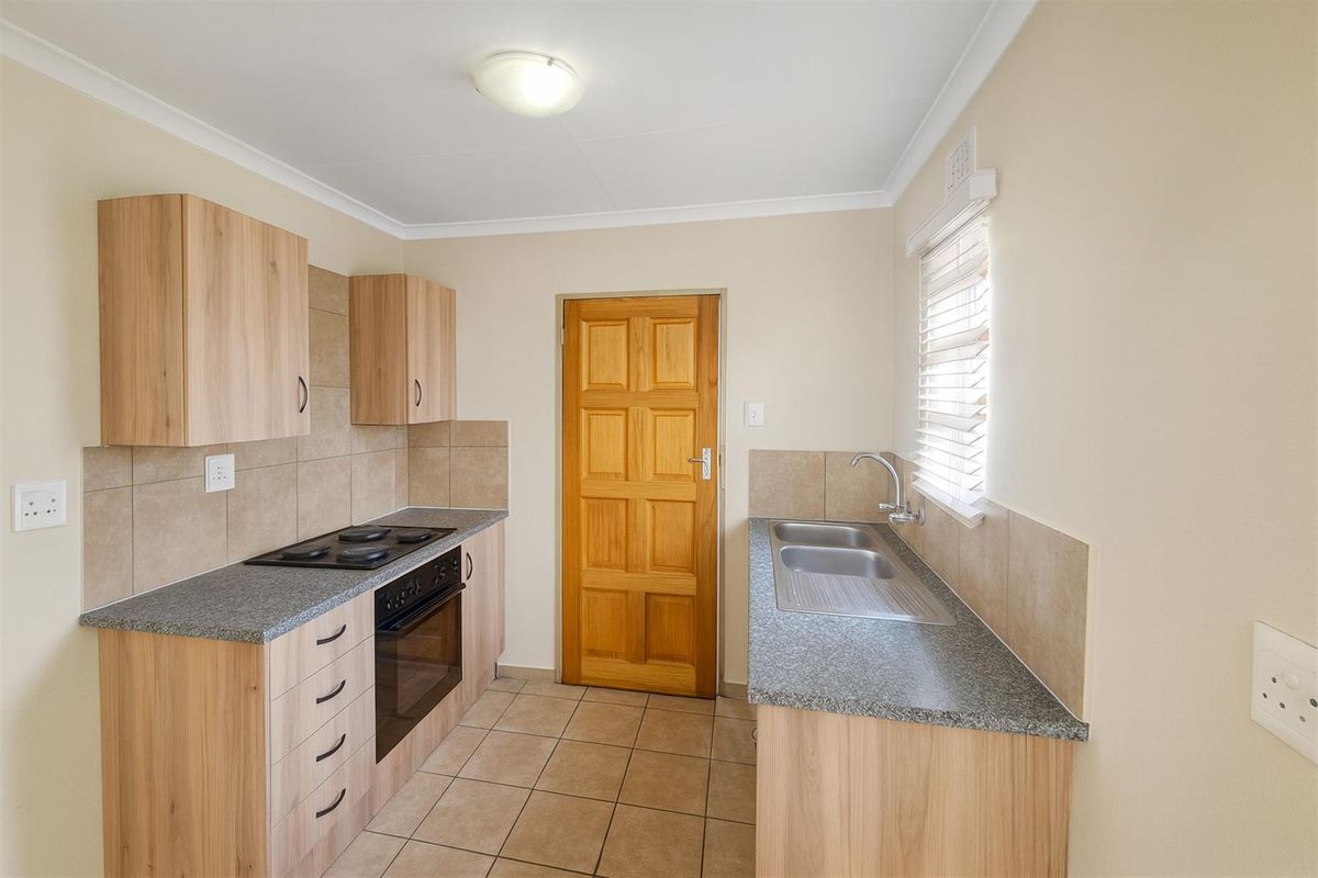 3 bed 1 bath separate toilet house - Photo 2