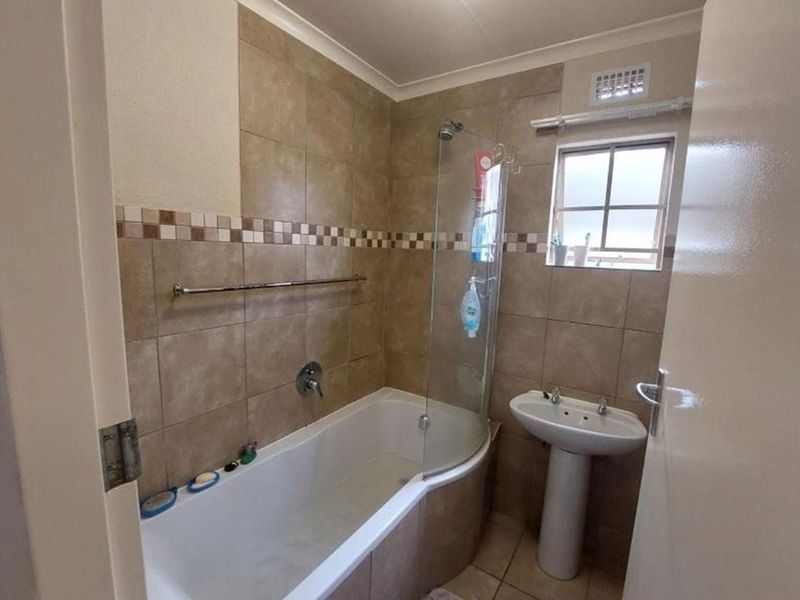3 bed 1 bath separate toilet house - Photo 4