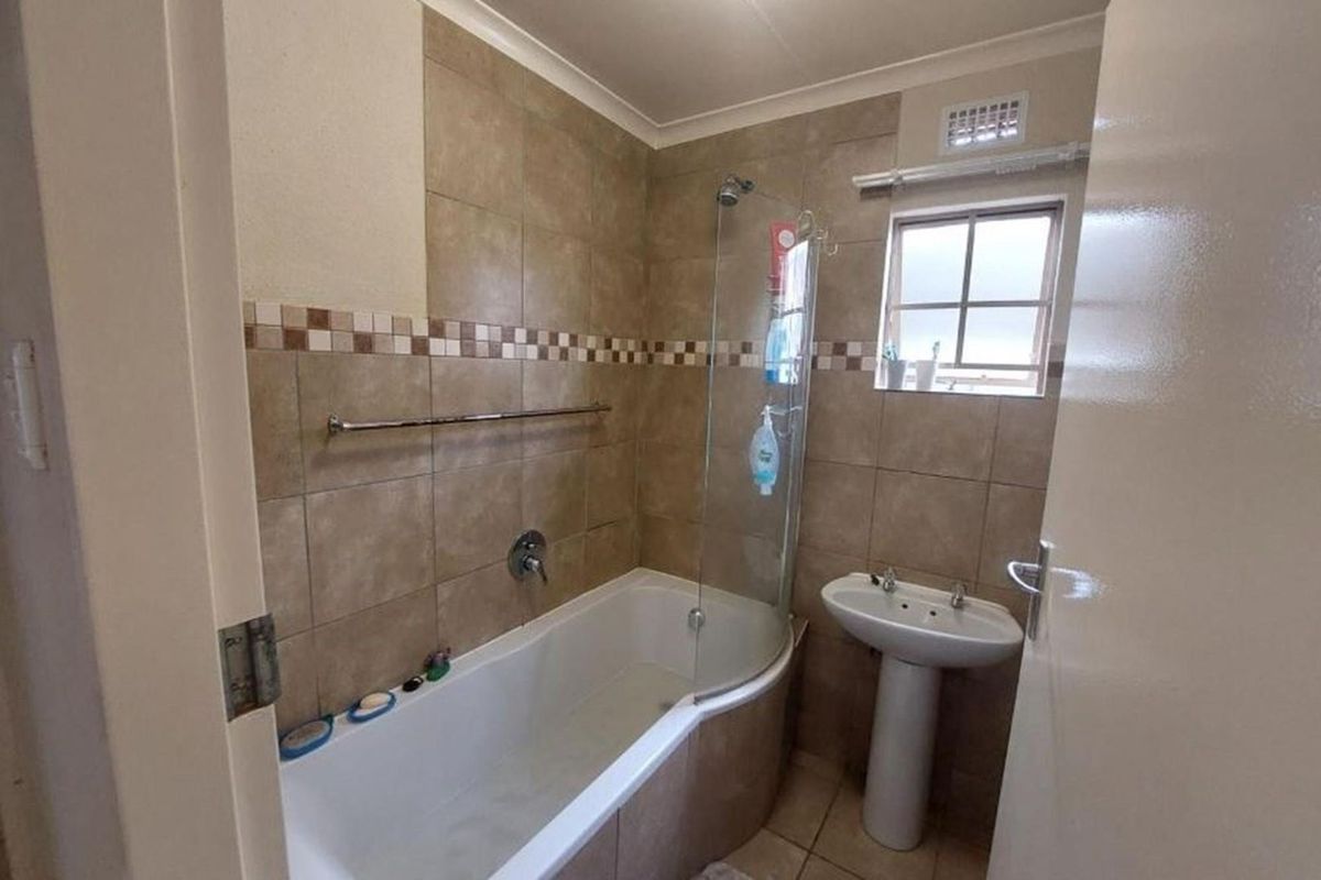 3 bed 1 bath separate toilet house - Photo 4