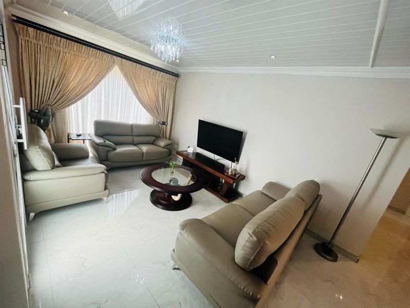 3 Bedroom Townhouse For Sale in Magaliesberg Country Estate, Amandasig, Akasia - Photo 6