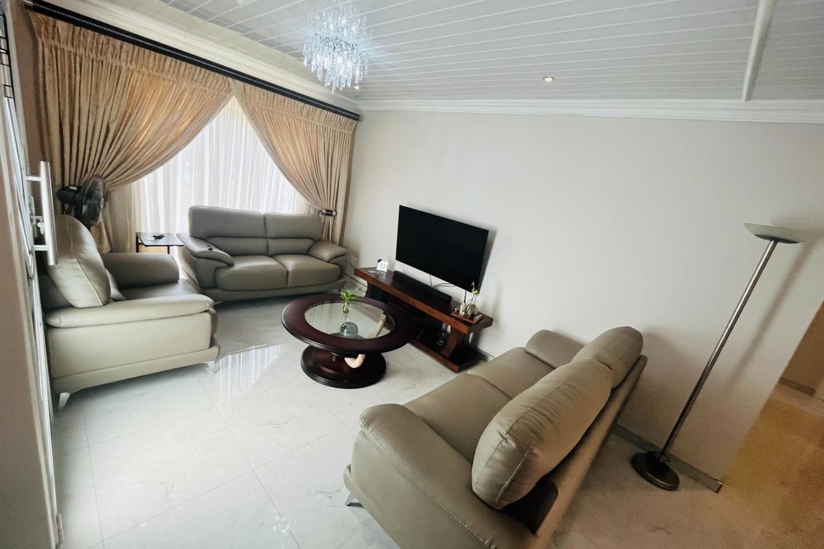 3 Bedroom Townhouse For Sale in Magaliesberg Country Estate, Amandasig, Akasia - Photo 5