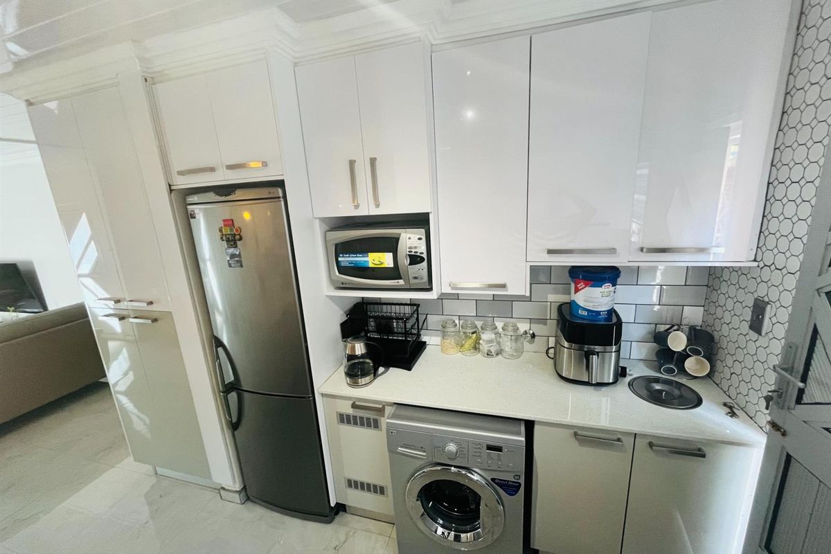 3 Bedroom Townhouse For Sale in Magaliesberg Country Estate, Amandasig, Akasia - Photo 3