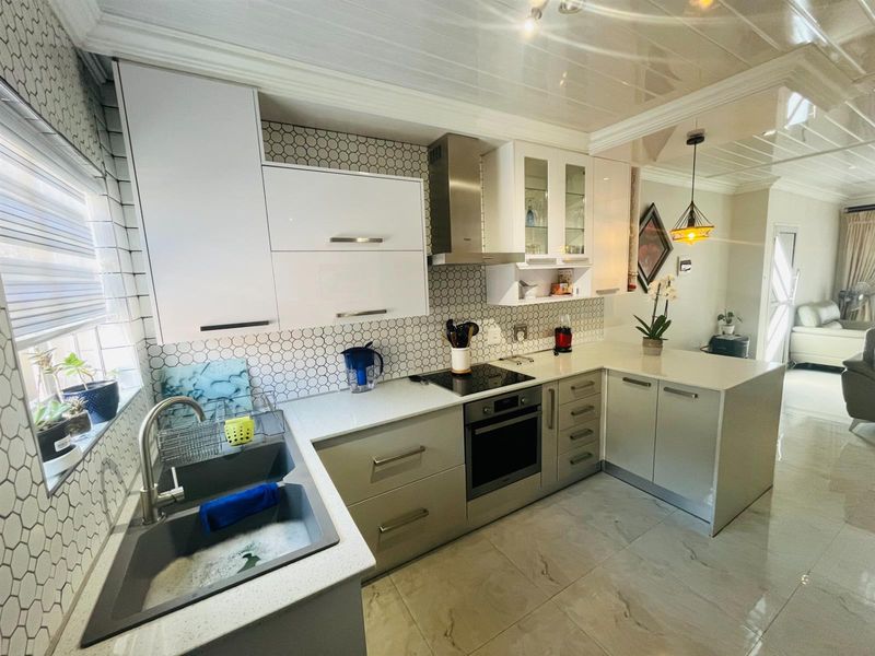 3 Bedroom Townhouse For Sale in Magaliesberg Country Estate, Amandasig, Akasia - Photo 4