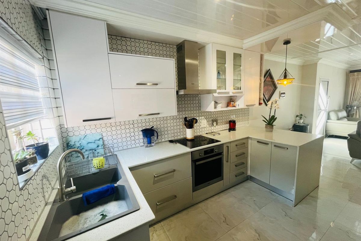 3 Bedroom Townhouse For Sale in Magaliesberg Country Estate, Amandasig, Akasia - Photo 4