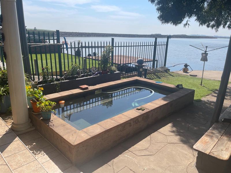 Holiday or Retirement Home in Ruitspruit Dam - Photo 4