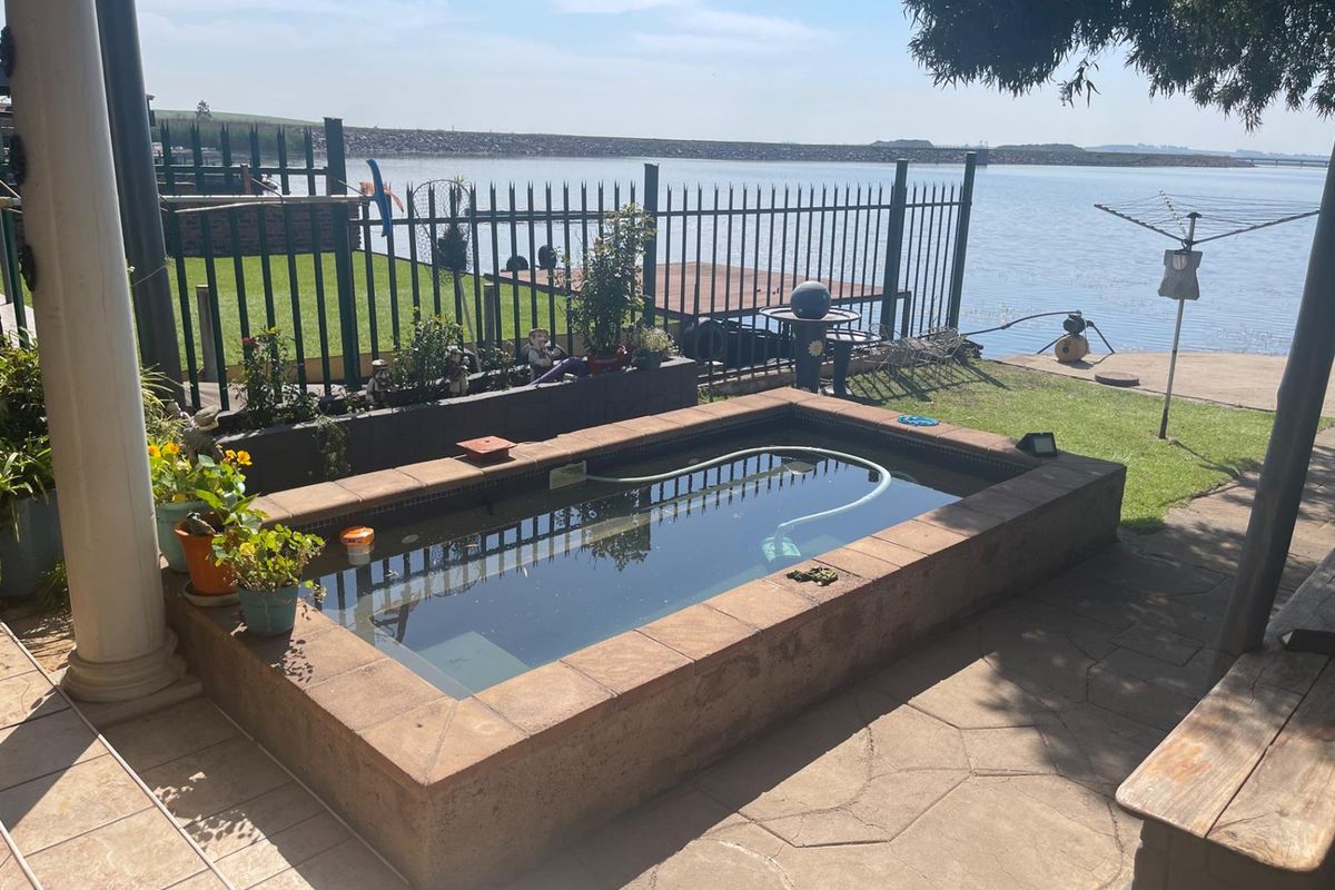 Holiday or Retirement Home in Ruitspruit Dam - Photo 4