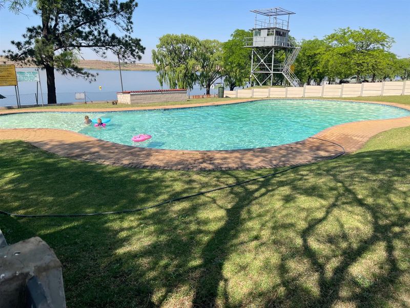 Holiday or Retirement Home in Ruitspruit Dam - Photo 1