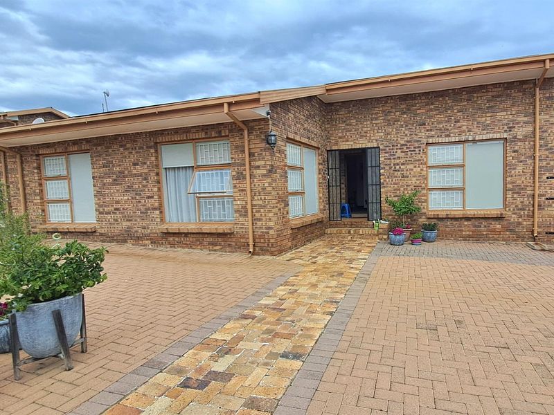 3 Bedroom Townhouse For Sale in Parys - Photo 2