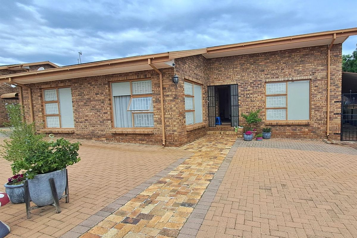 3 Bedroom Townhouse For Sale in Parys - Photo 2