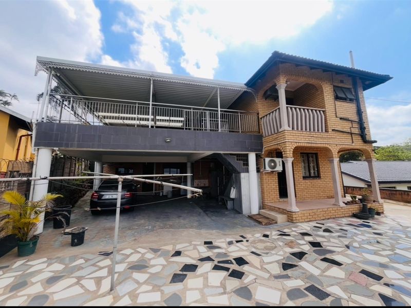 3 bed, 3bathroom, 2 outbuildings R10 000 income - Photo 3