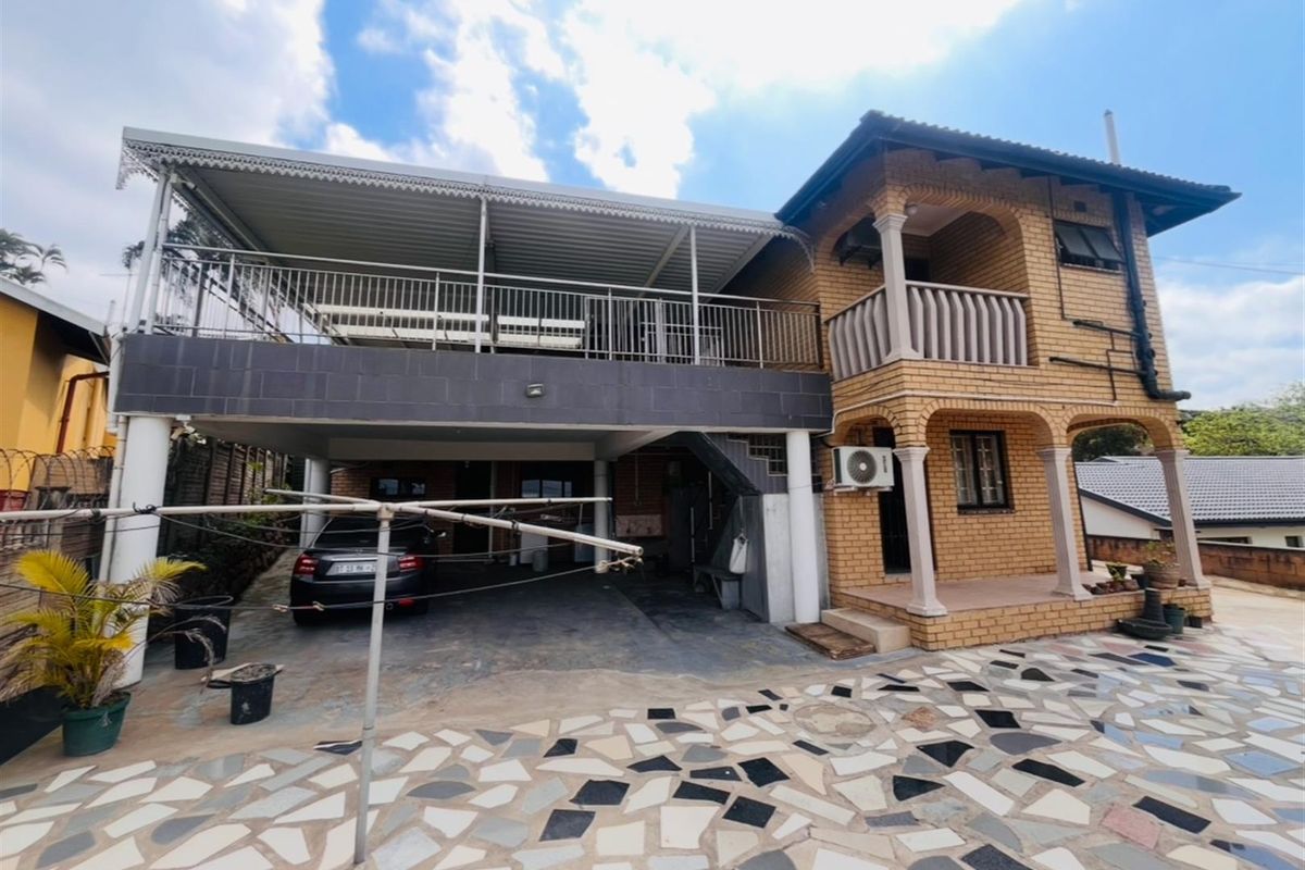 3 bed, 3bathroom, 2 outbuildings R10 000 income - Photo 3
